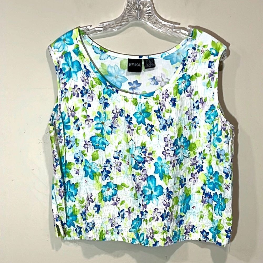 Cute Sleeveless Floral Casual Top By Erika. Size Large.